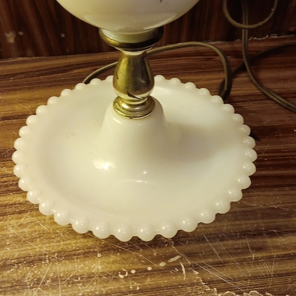 Vintage mcm hurricane parlor Gone with the Wind milk glass lamp - Picture 4 of 7